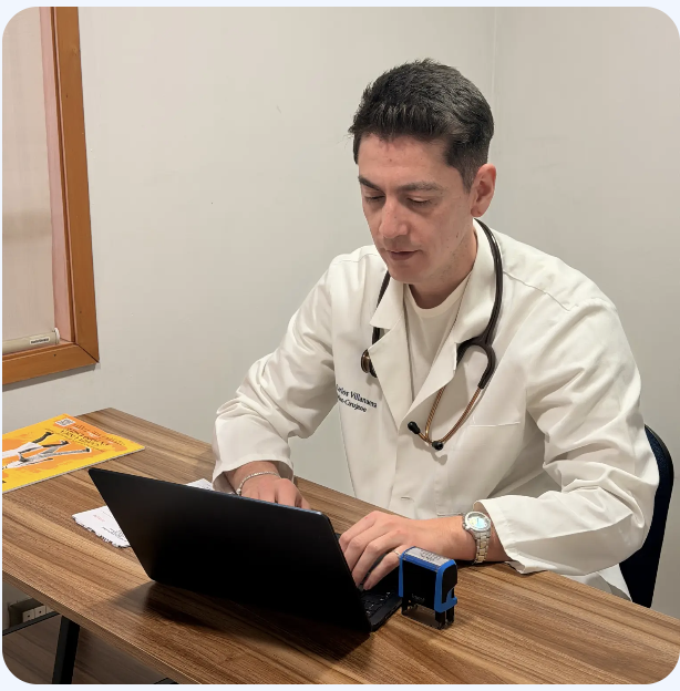 Dr. Carlos Villanueva durante una consulta médica